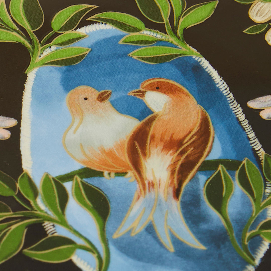 Primer plano de la ilustración de pájaro en el plato de postre.