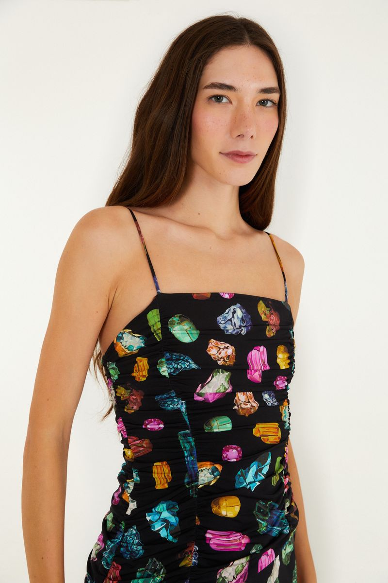 Primer plano del estampado de piedras preciosas coloridas en la tela del vestido.