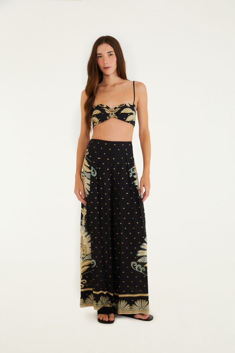 Conjunto de top corto y falda larga floral visto desde el frente.