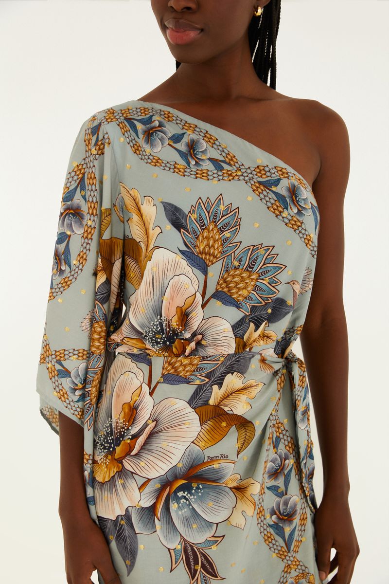 Primer plano del vestido mostrando el estampado floral detallado y la tela fluida.