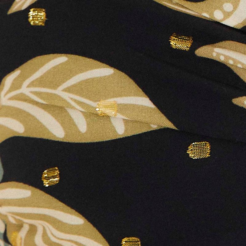 Conjunto de top corto y falda larga floral visto desde atrás.