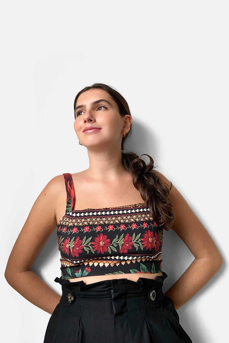 Top estampado floral y geométrico visto de frente, con tirantes anchos y estilo corto.