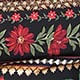 Detalle del top estampado floral y geométrico, mostrando el patrón vibrante.