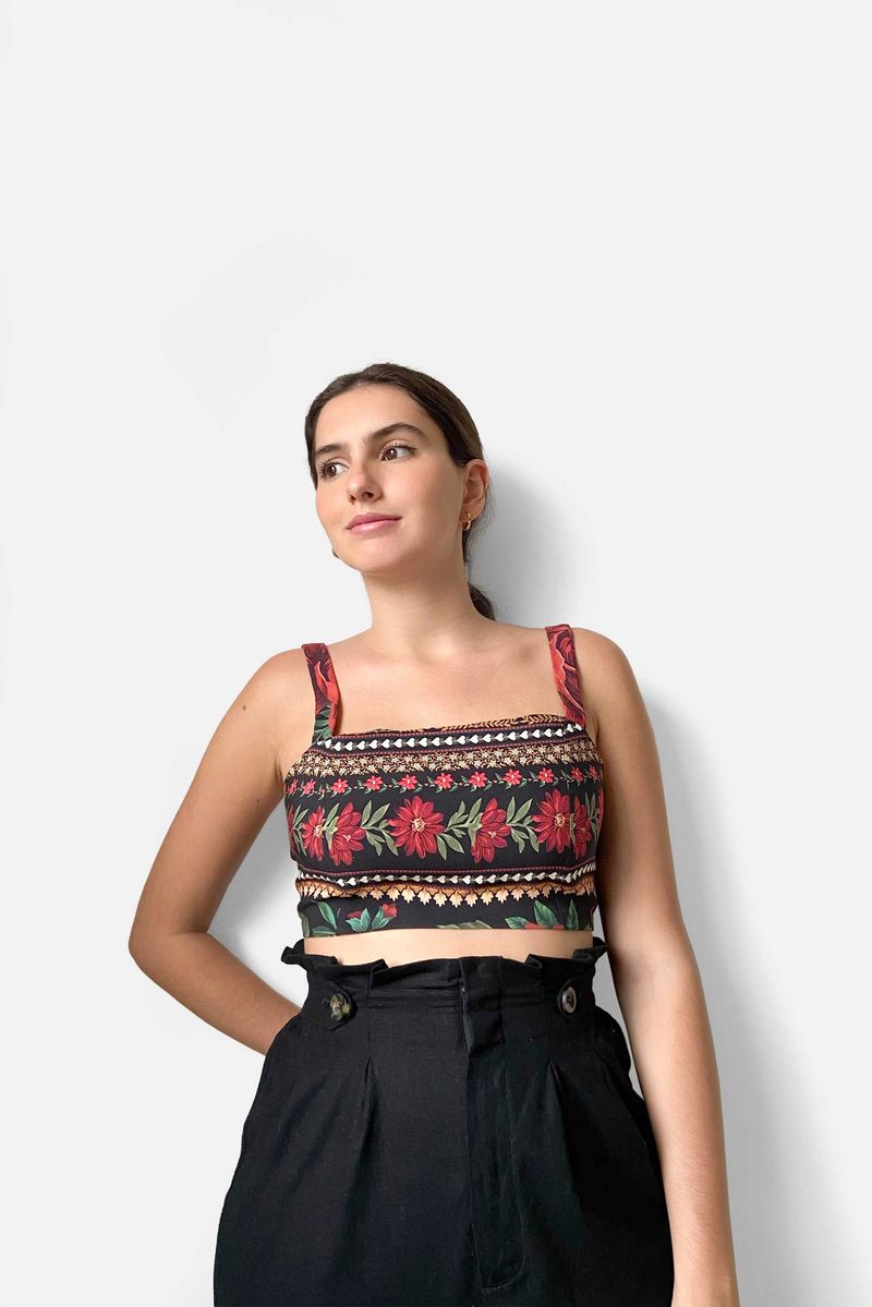 Top estampado floral y geométrico combinado con pantalón negro de talle alto.