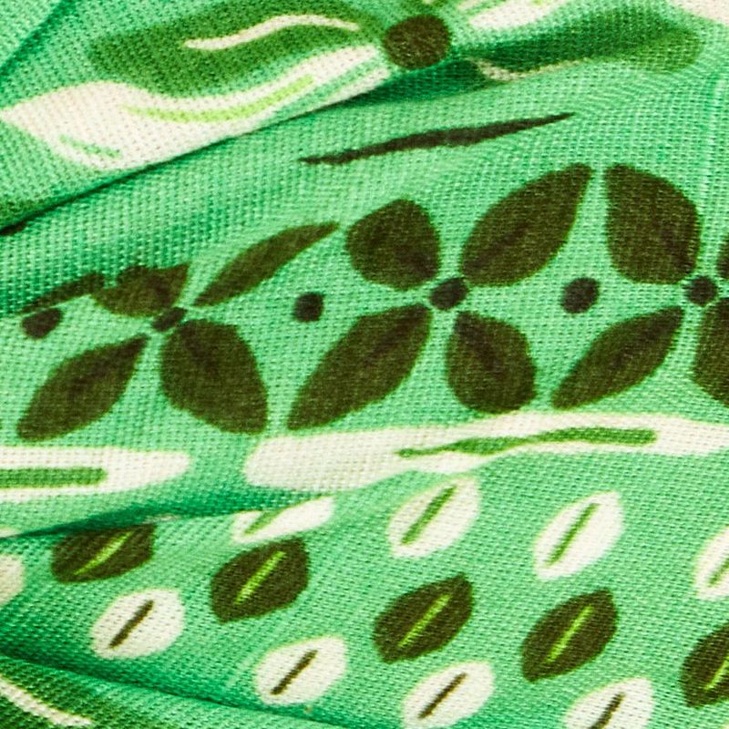 Primer plano de la barra del top mostrando el diseño del estampado floral.