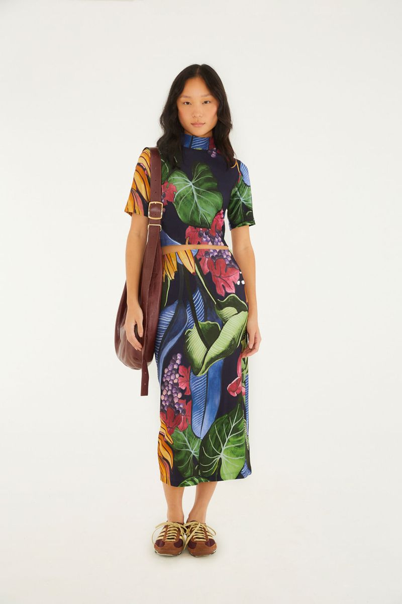 Conjunto de blusa cropped y falda con estampado tropical, vista completa.