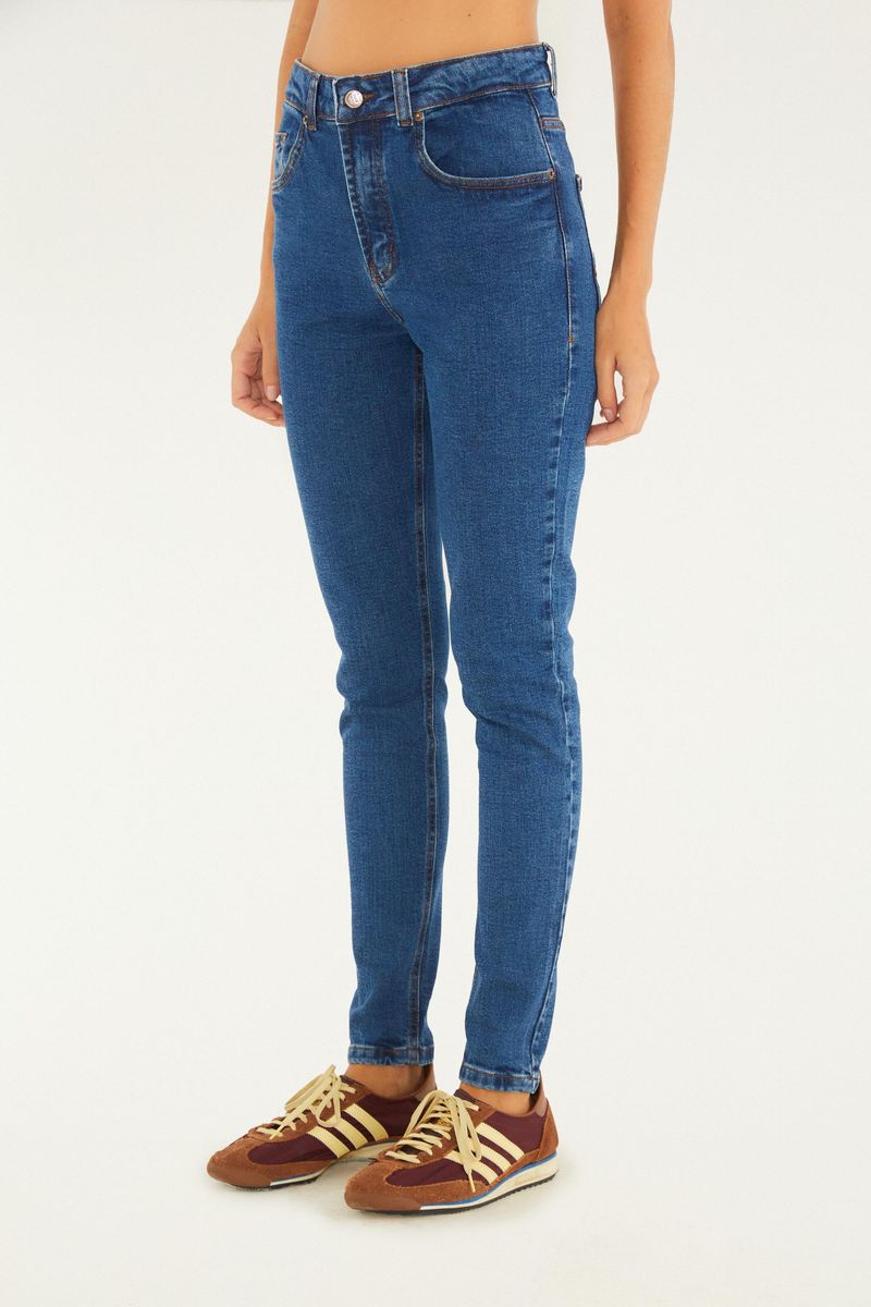 Acercamiento de los pantalones vaqueros ajustados azules mostrando detalles de la cintura y ajuste.