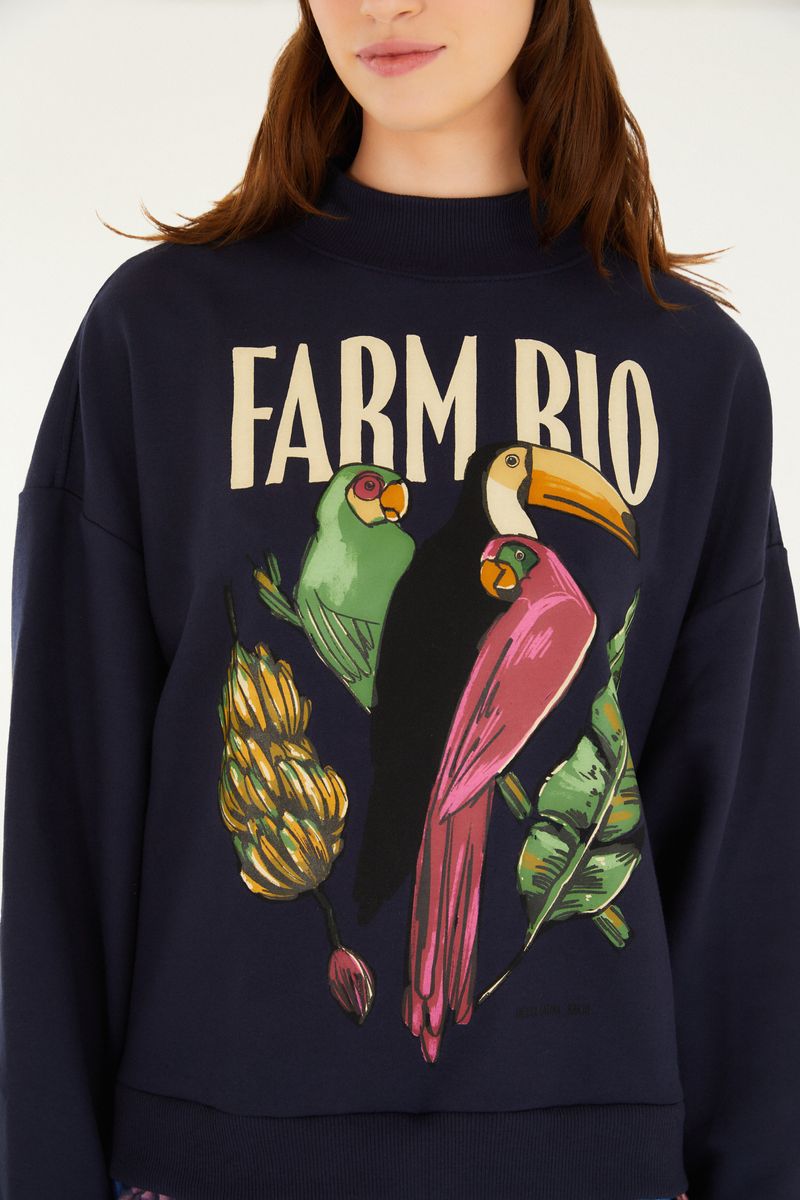 Acercamiento del estampado frontal del vestido de moletón, con detalles de frutas y animales.