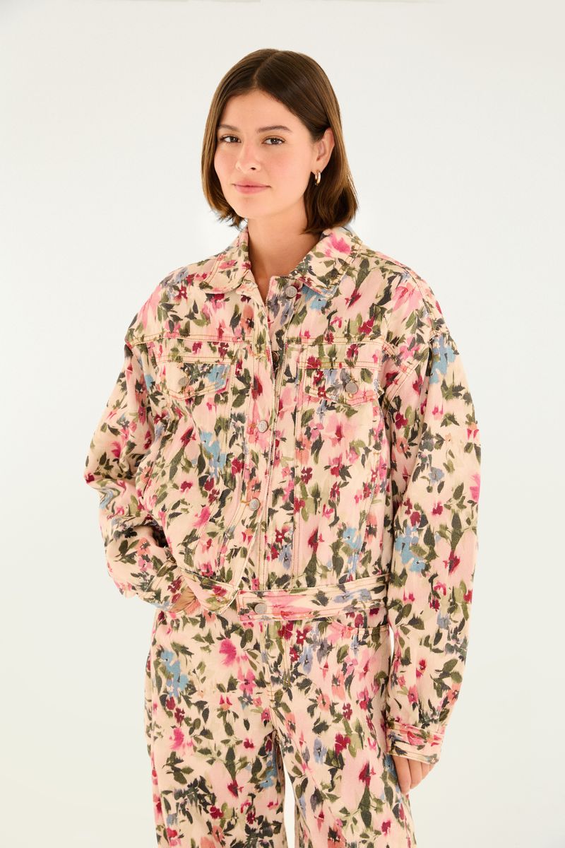 Imagen de una parka floral con estampado vibrante, vista frontal.