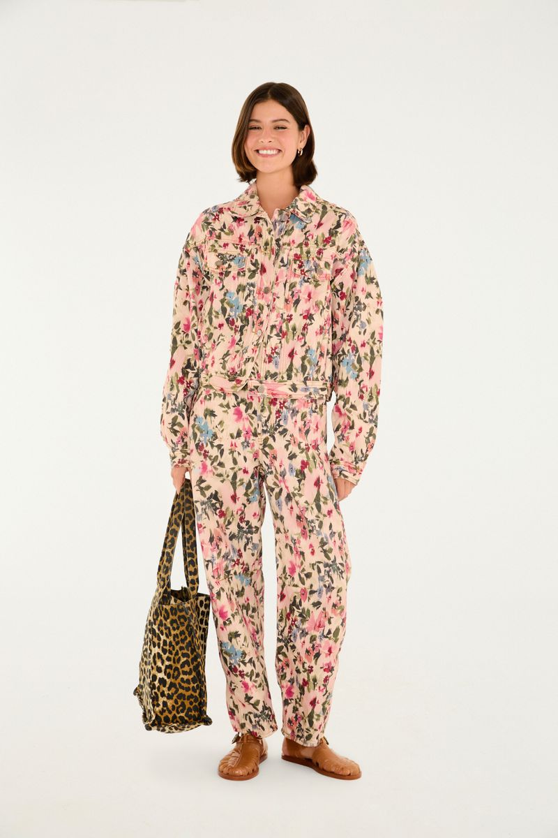Imagen de una parka floral con estampado vibrante, vista completa.