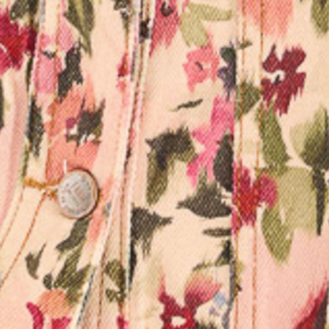 Detalle de la manga larga y estampado floral de la parka.
