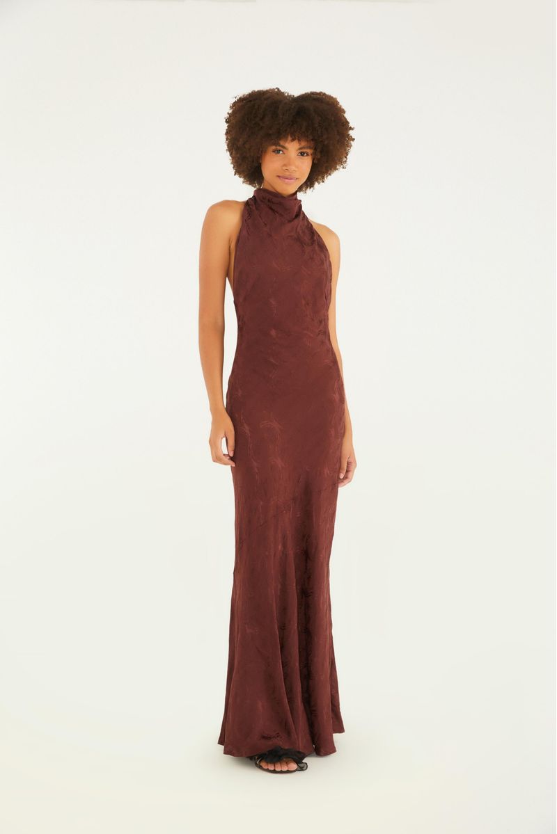 Vestido largo en tejido jacquard con cuello alto y detalle de lazada en la espalda, visto de frente.