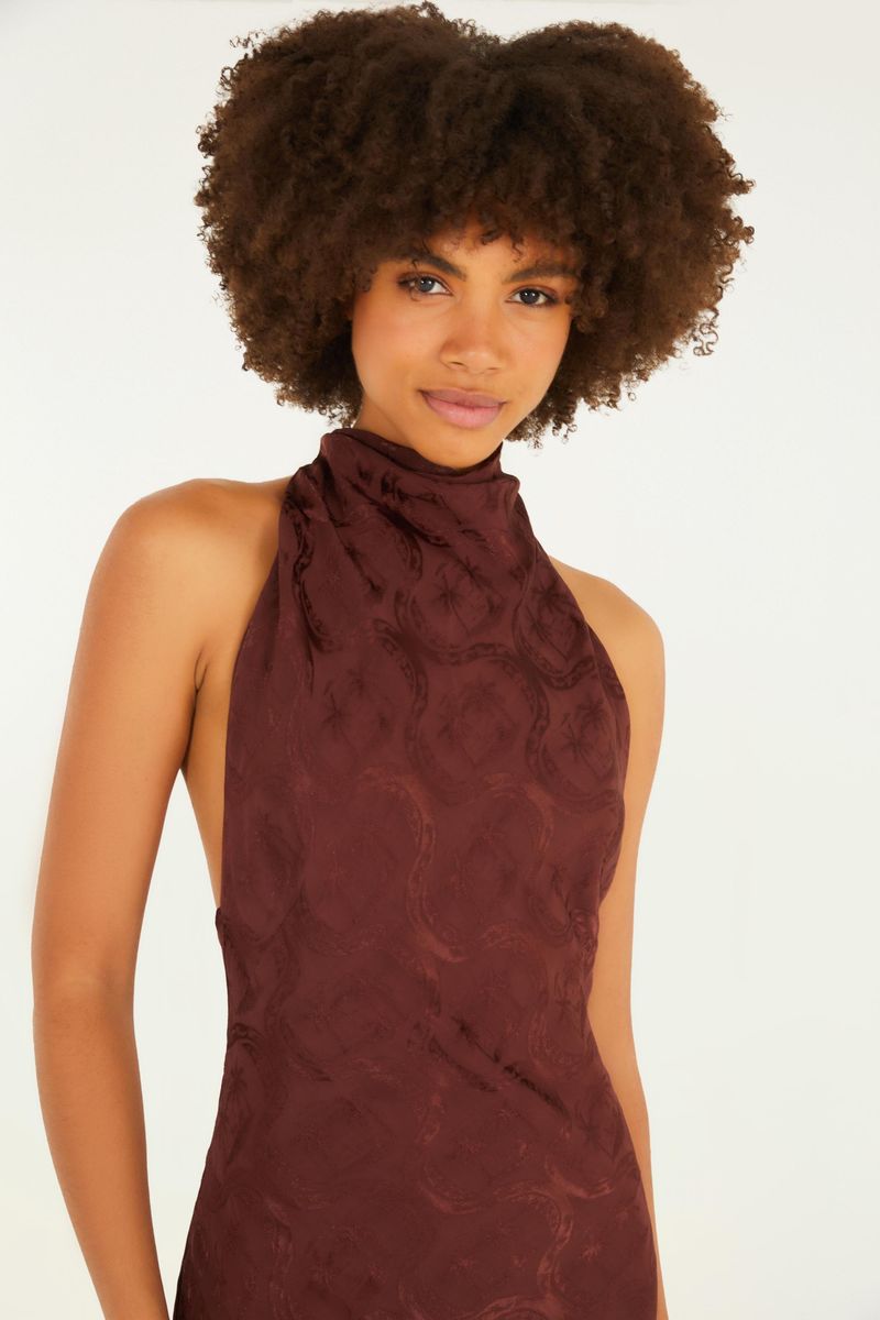 Vestido largo en tejido jacquard con cuello alto y detalle de lazada en la espalda, visto de espalda.