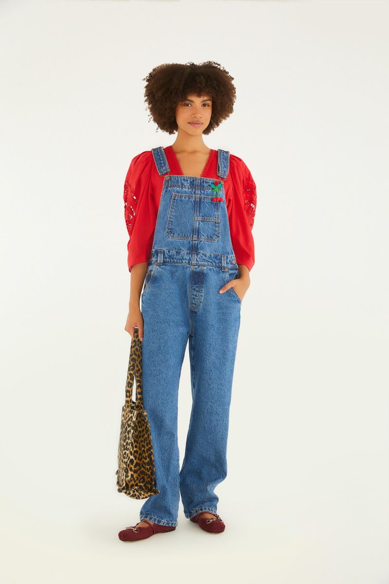 Imagen de una salopette de mezclilla media con blusa roja con encaje, vista frontal.