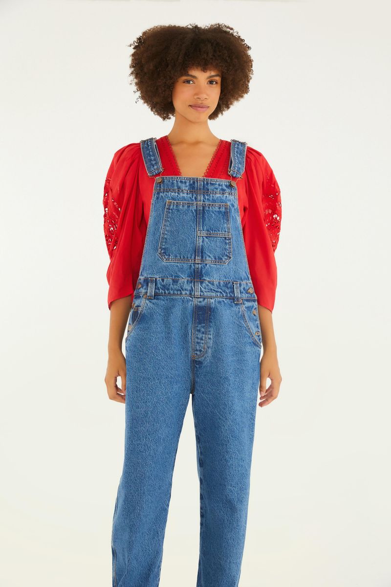 Imagen de una salopette de mezclilla media con blusa roja con encaje, vista trasera.