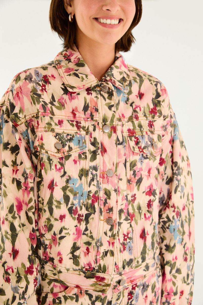 Detalle del cuello y cierre con botones de la parka floral.