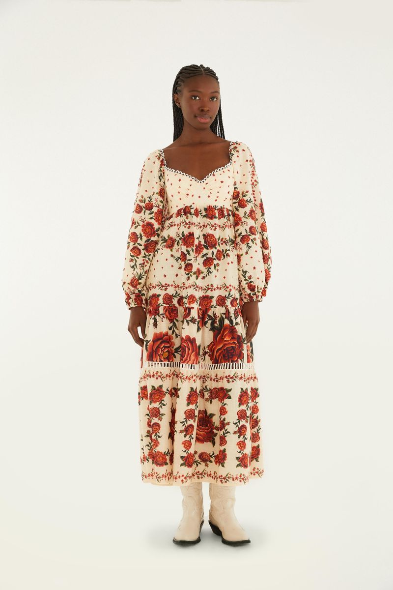 Imagen de una modelo vistiendo un vestido cropped estampado con patrón floral y detalles decorativos, vista frontal.