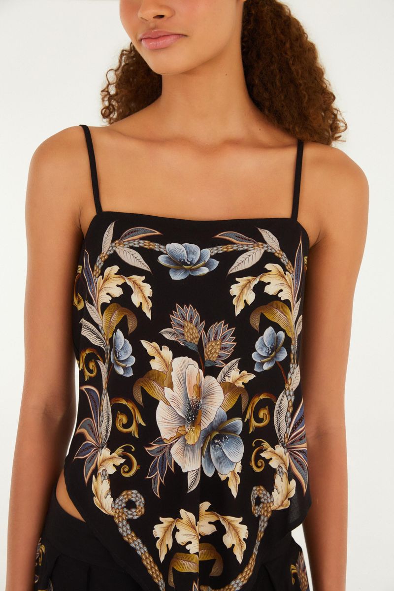 Detalle del diseño floral de la Regata Jardin Real en fondo oscuro.
