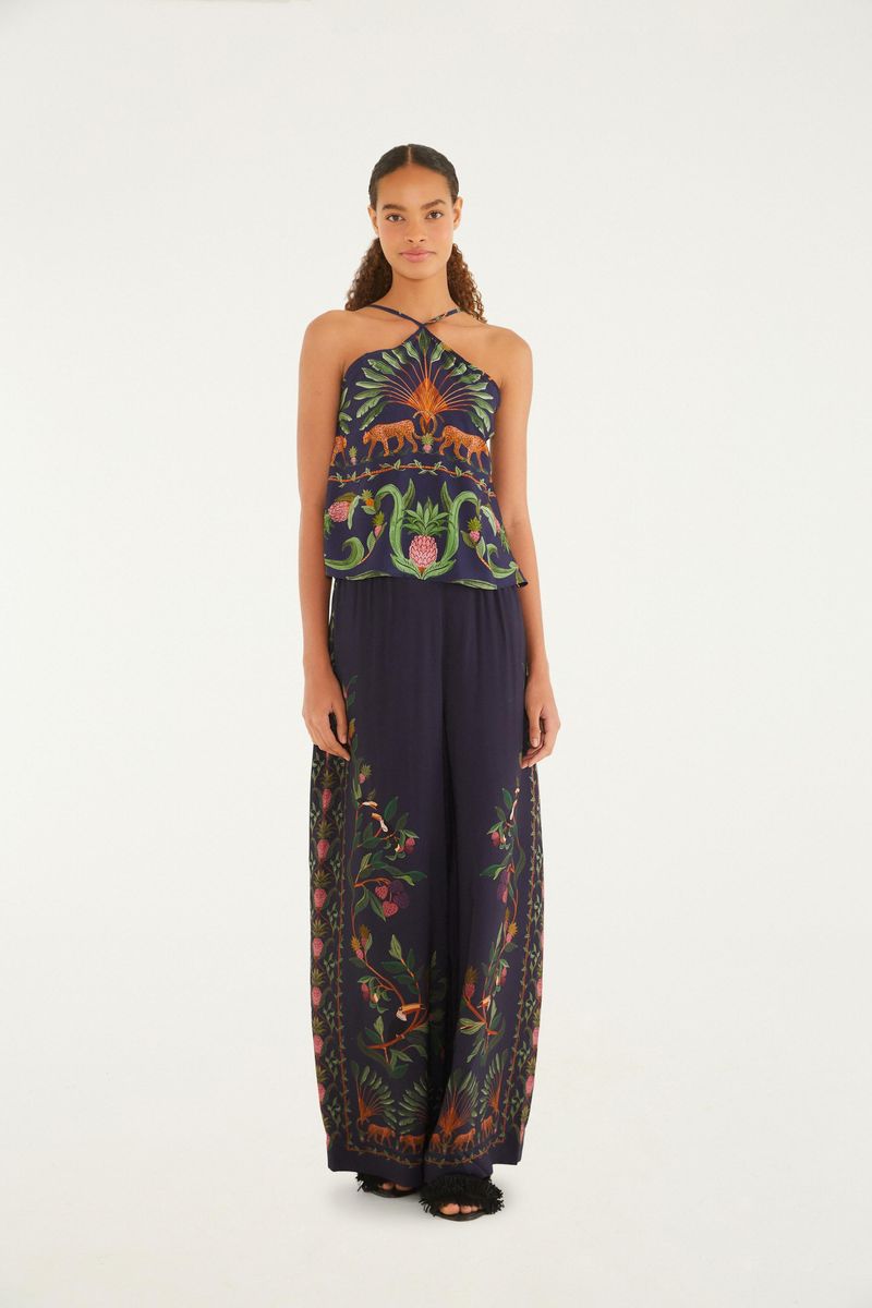Regata Floresta Dulce vista completa con combinación de pantalón estampado.