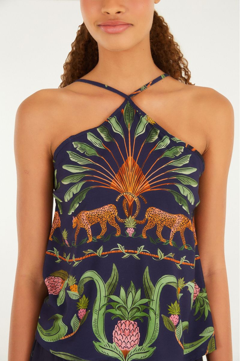 Detalle del escote y estampado frontal de la Regata Floresta Dulce.