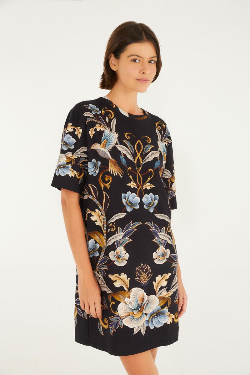 Detalle del vestido mostrando el estampado floral y botánico con elementos decorativos.