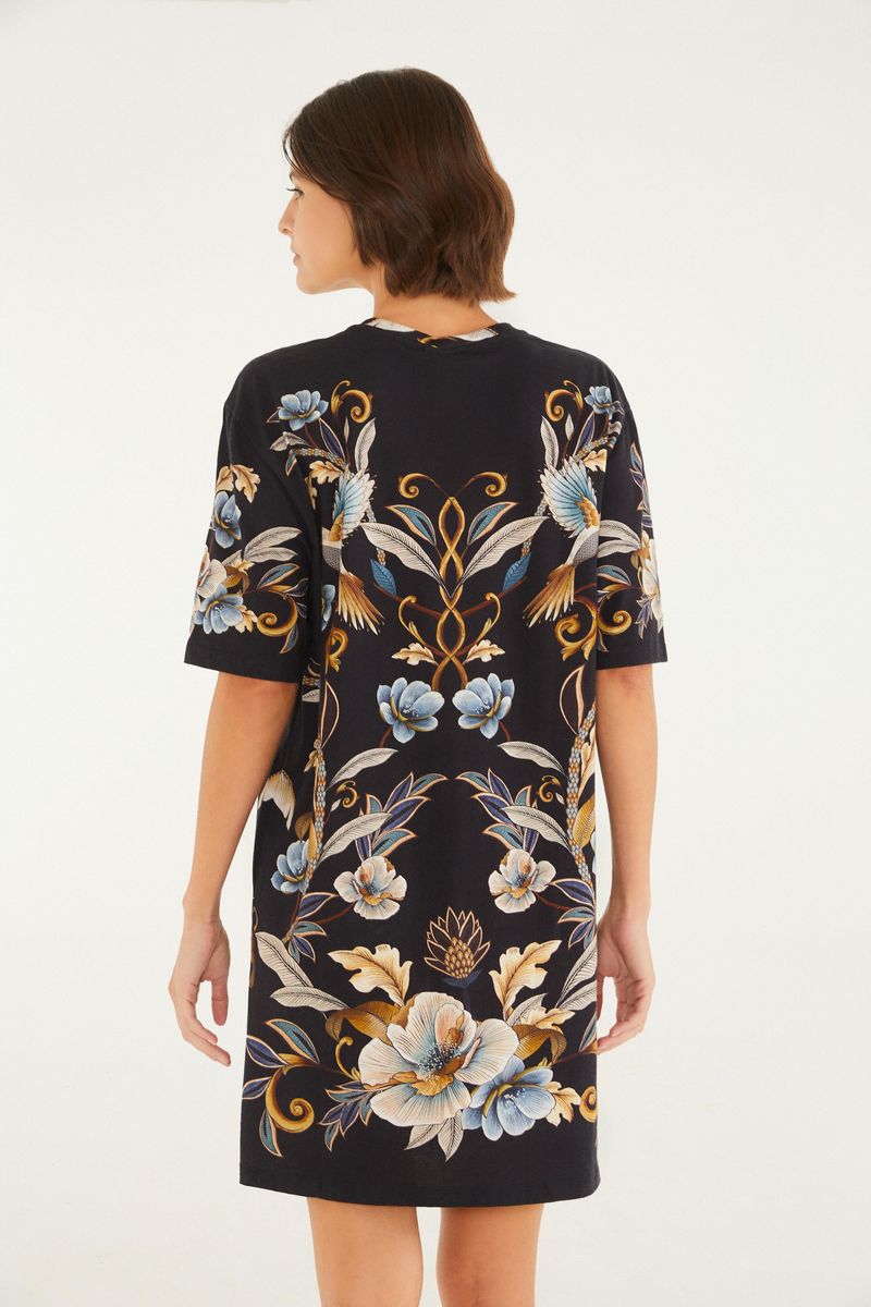 Acercamiento al cuello redondo del vestido con estampado floral y botánico.