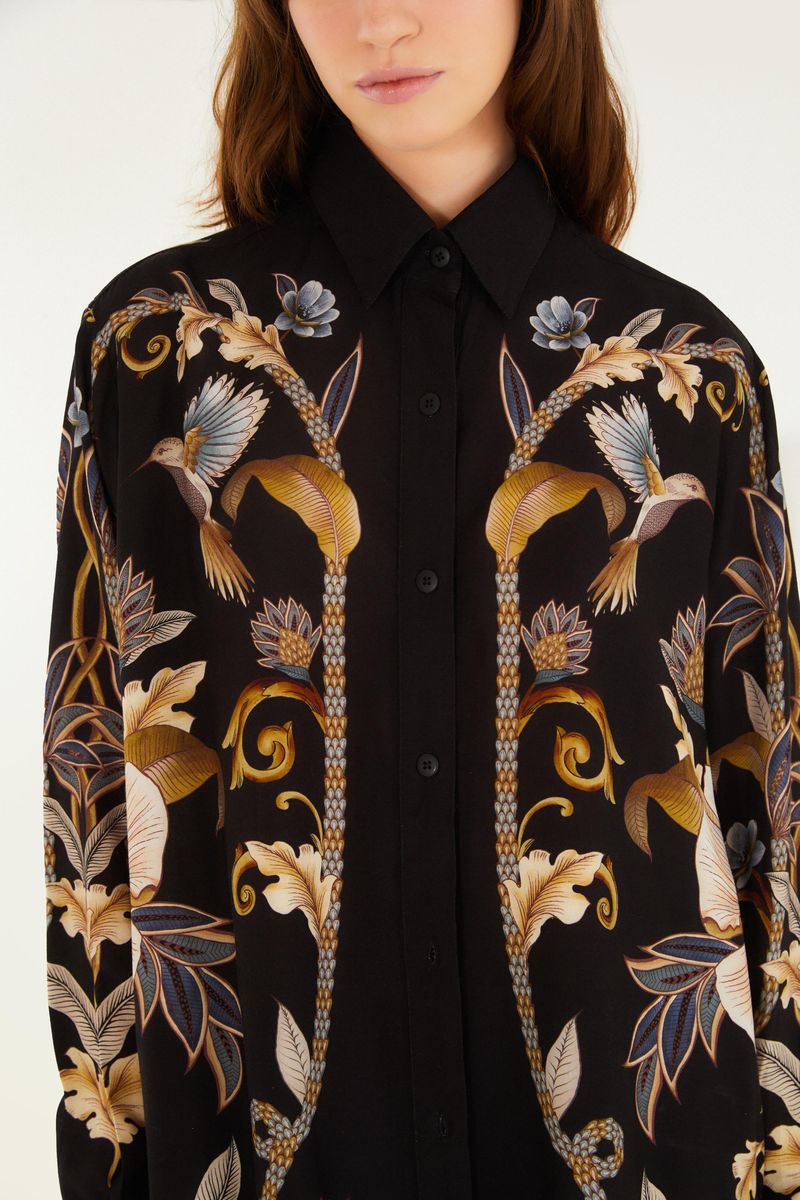 Detalle del cuello y estampado de la Camisa Jardín Real.