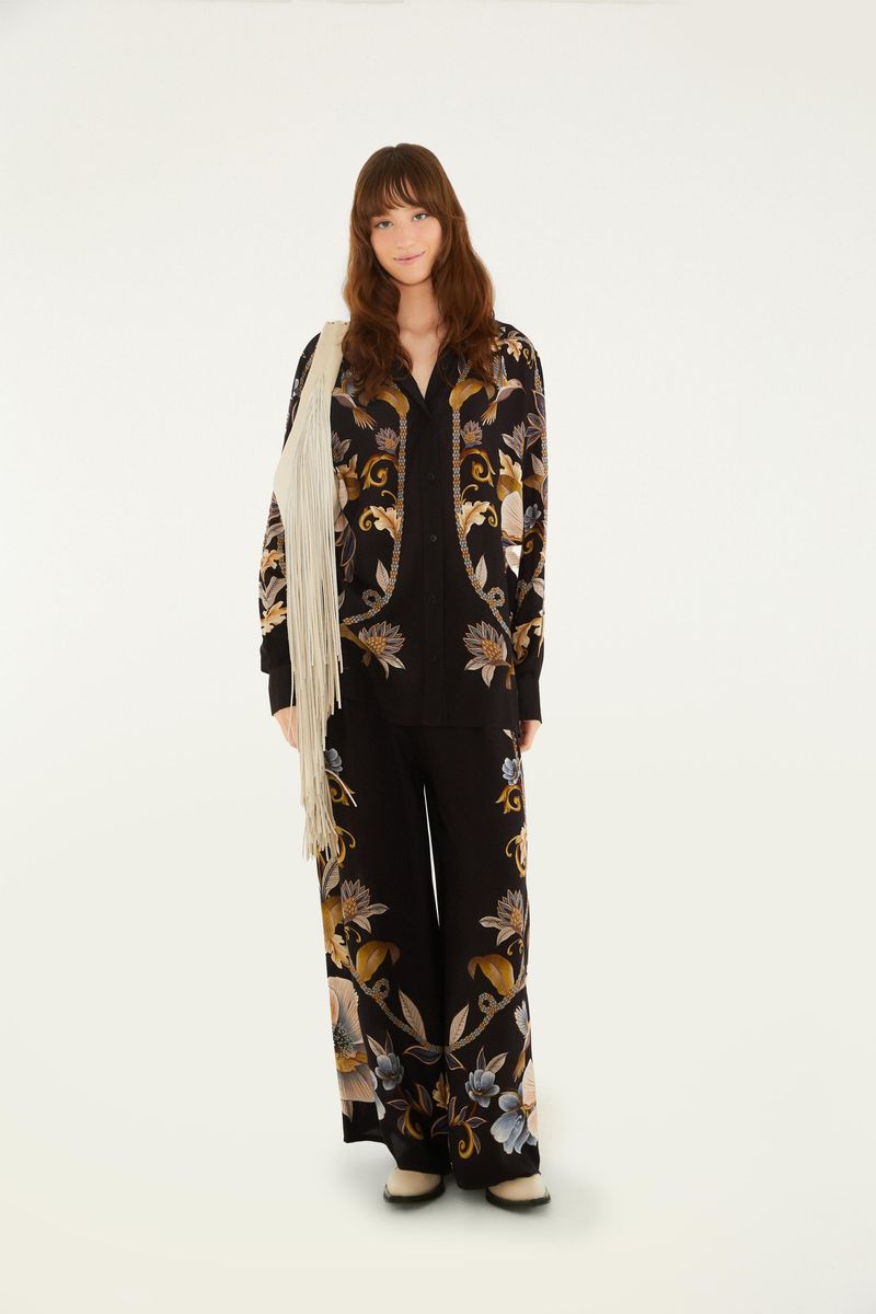 Imagen de una modelo usando el Pantalón Recto Jardín Real con estampado floral botánico.