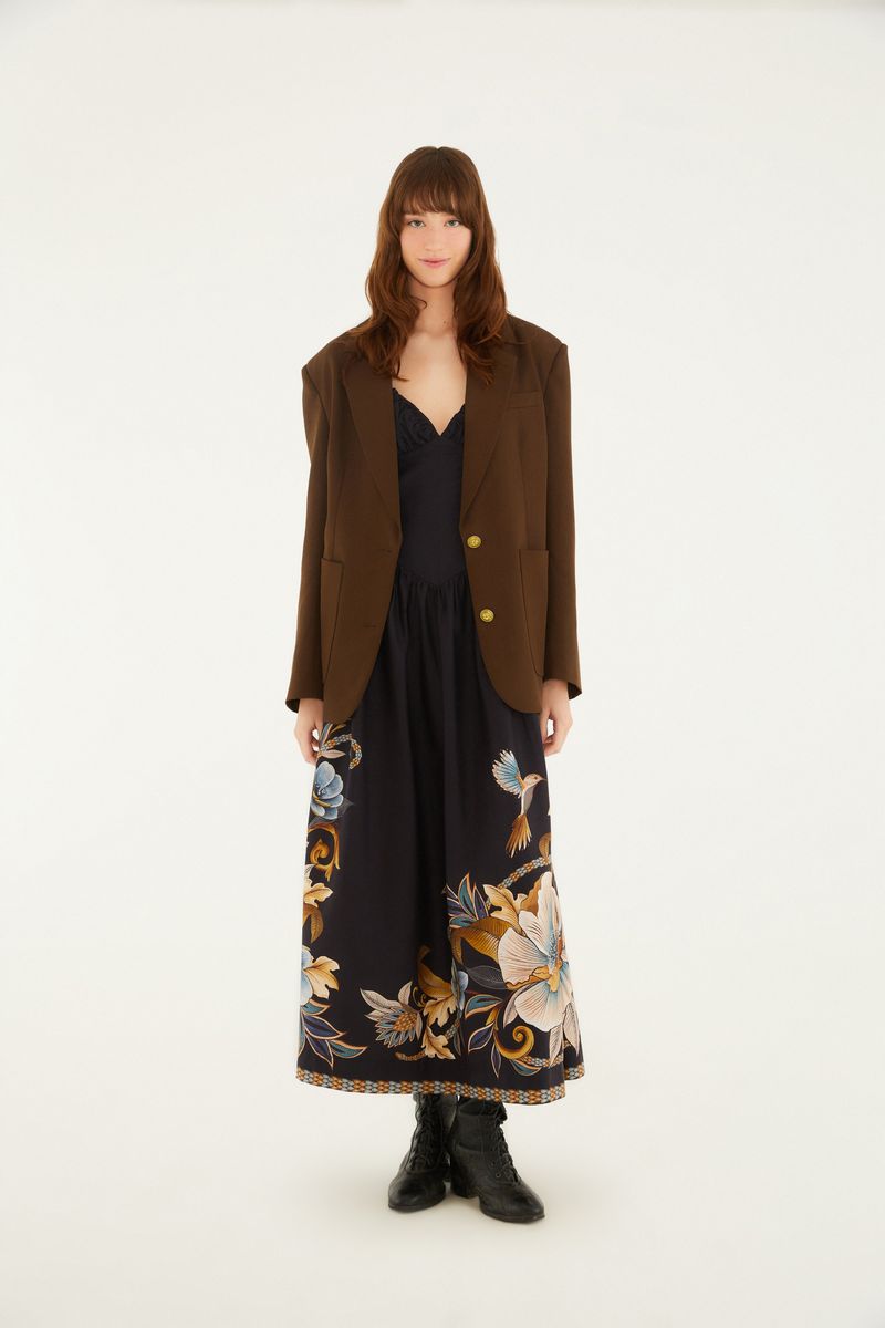 Vestido estampado con blazer marrón, mostrado de frente.