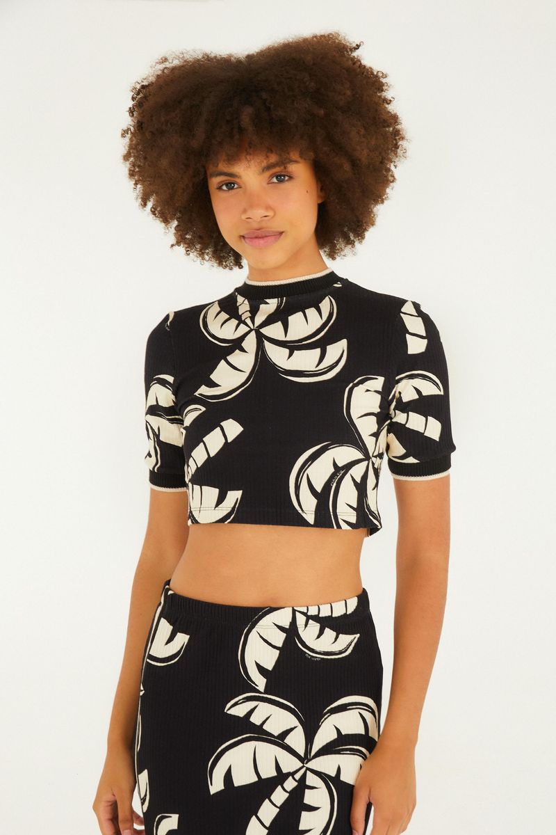 Blusa cropped estampada con palmeras, vista frontal.