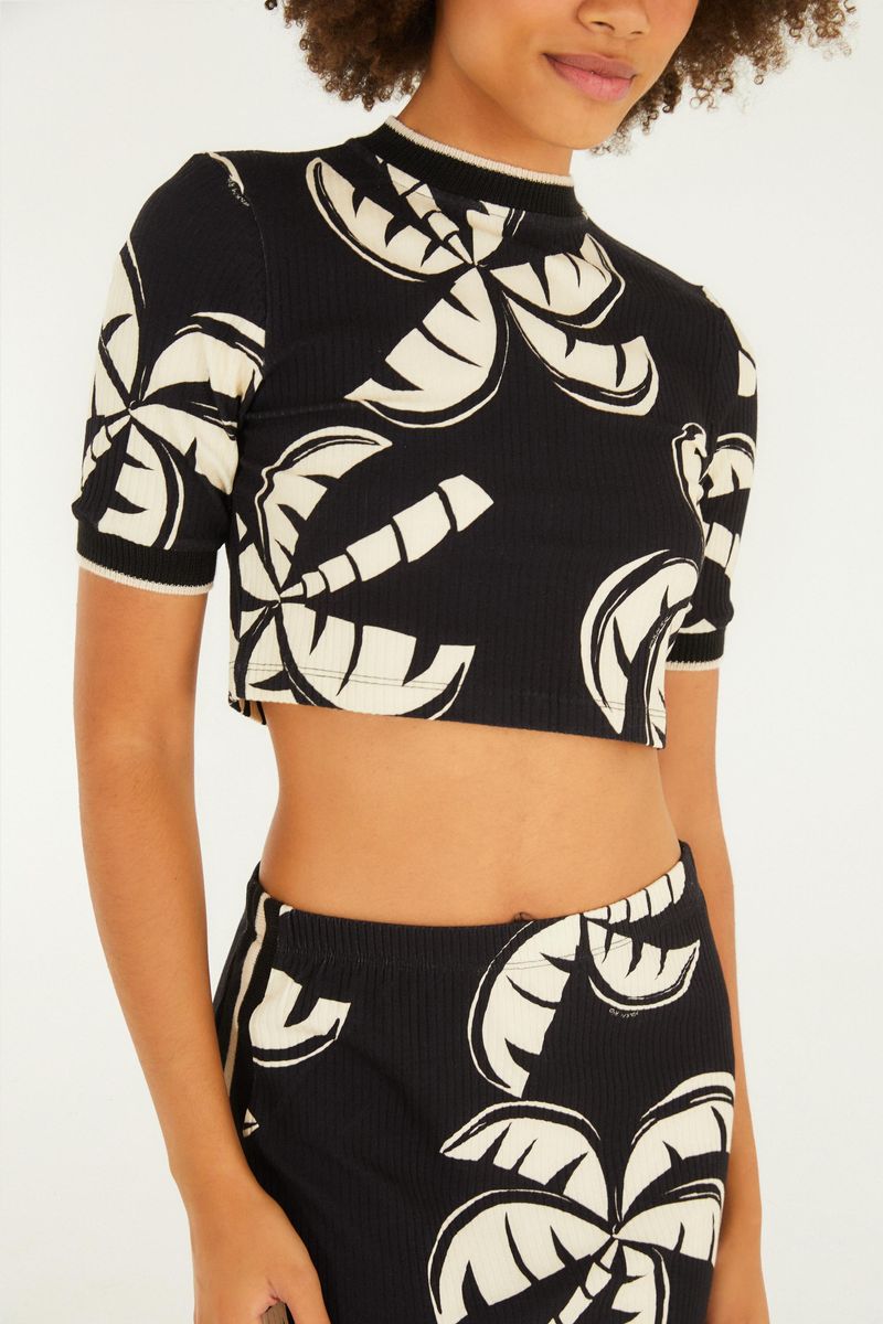 Detalle de la estampa de palmeras en la blusa cropped, vista aproximada.