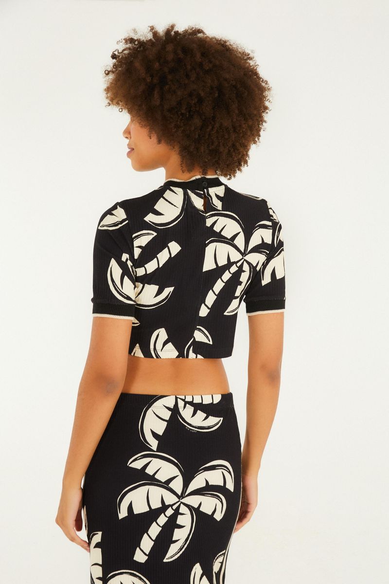 Blusa cropped estampada con palmeras, vista trasera.