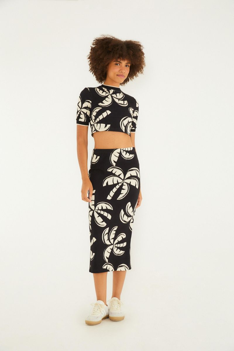 Conjunto de blusa cropped y falda midi estampados con palmeras, vista completa.