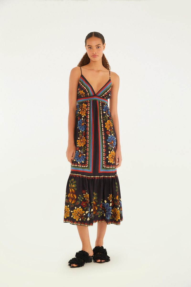 Vestido estampado con tirantes finos y escote en V, mostrado de frente.