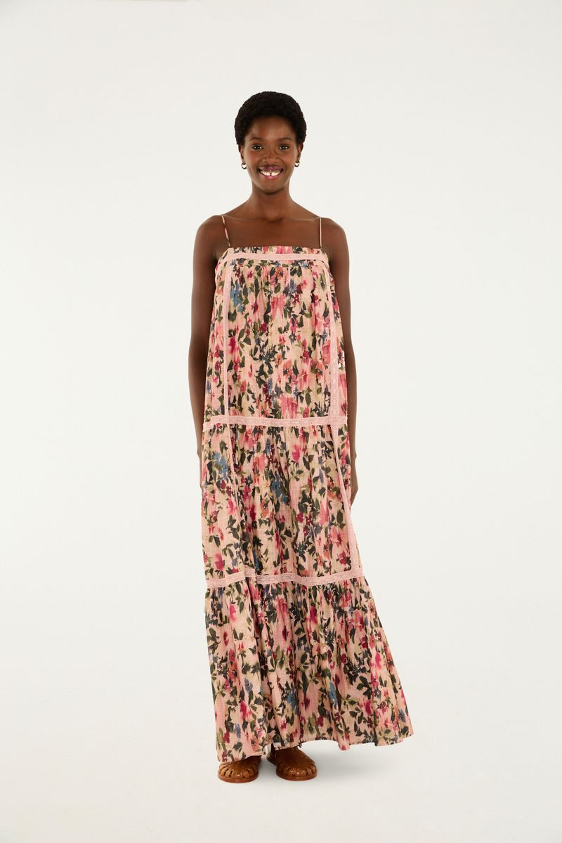 Vestido estampado con tirantes finos, vista frontal.