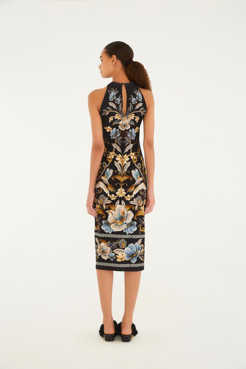 Vista lateral del vestido midi con estampado floral sobre fondo negro.