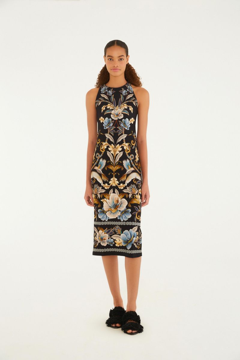 Vestido midi con estampado floral sobre fondo negro, visto de frente.