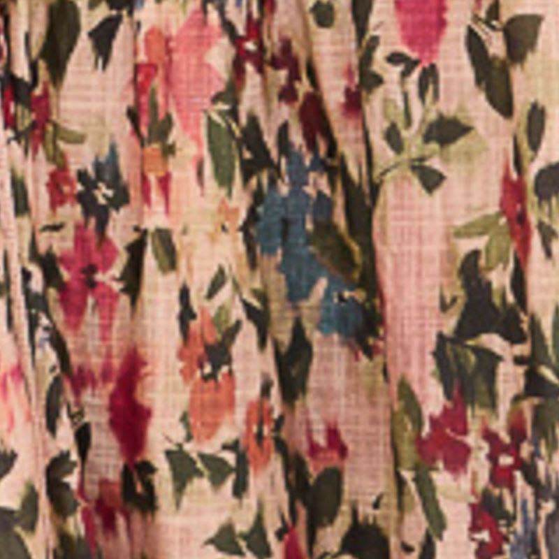 Close-up del escote del vestido estampado.