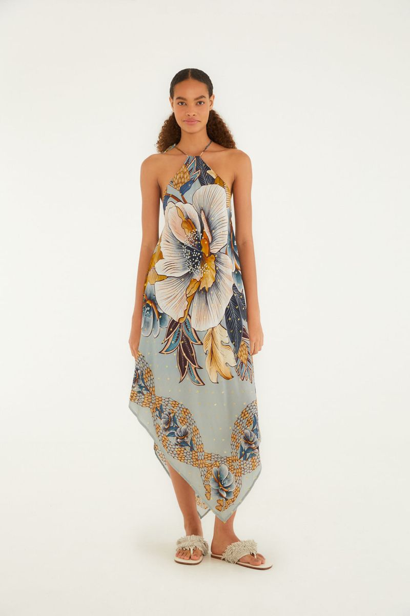 Imagen de una modelo usando un vestido estampado con diseño floral, vista frontal.