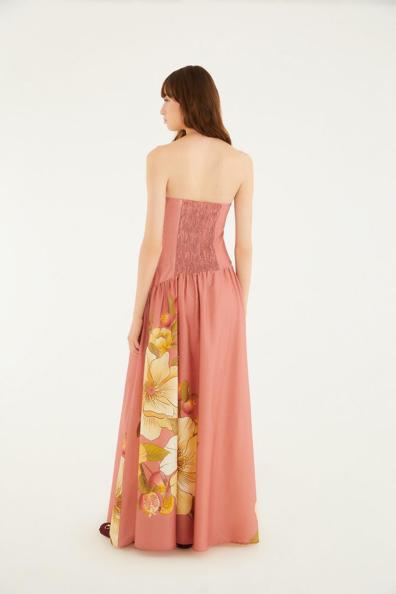 Vista trasera del vestido mostrando el detalle del corpiño y el estampado floral en la falda.