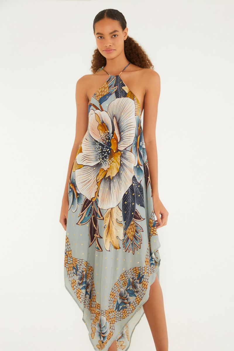 Vista frontal completa de una modelo usando el vestido estampado con diseño floral.