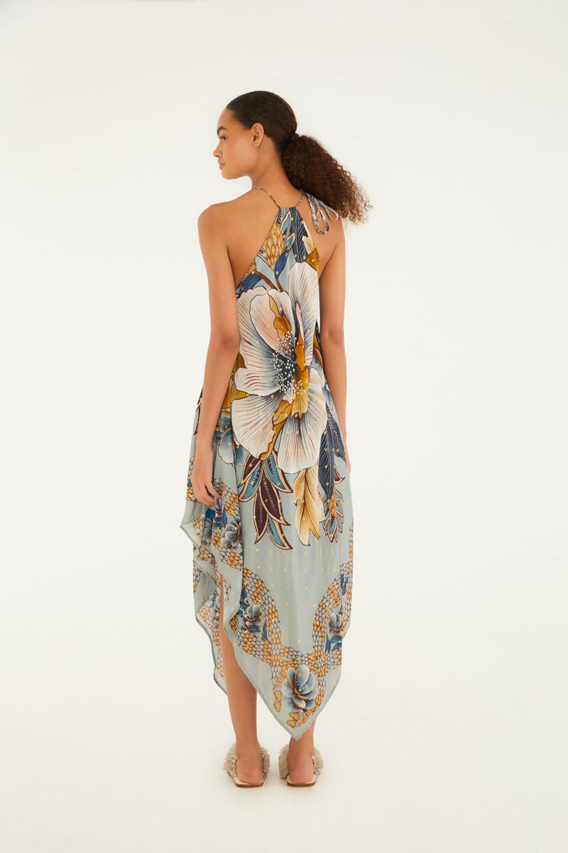 Vista trasera de una modelo usando el vestido estampado con diseño floral.