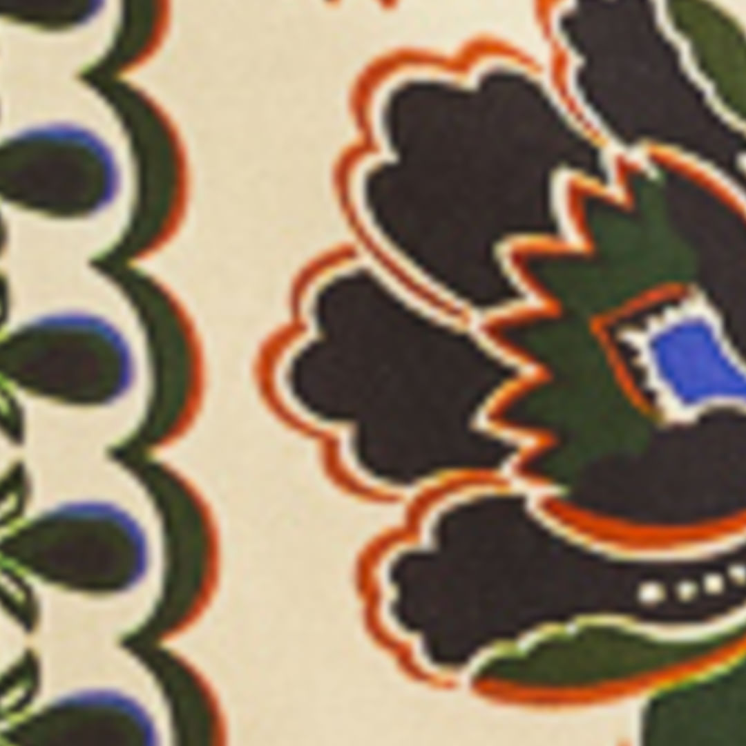 Imagen mostrando un detalle del tejido del vestido con estampado floral y arabesco en colores vibrantes.