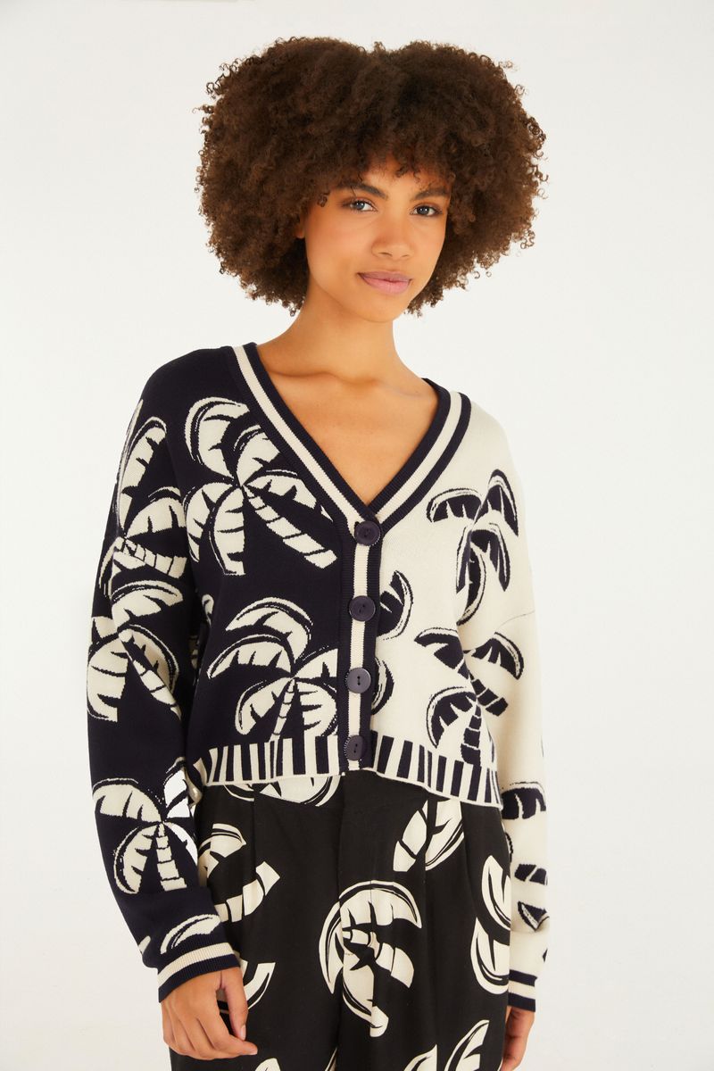 Cardigan corto de tricot con estampado tropical, visto de frente.