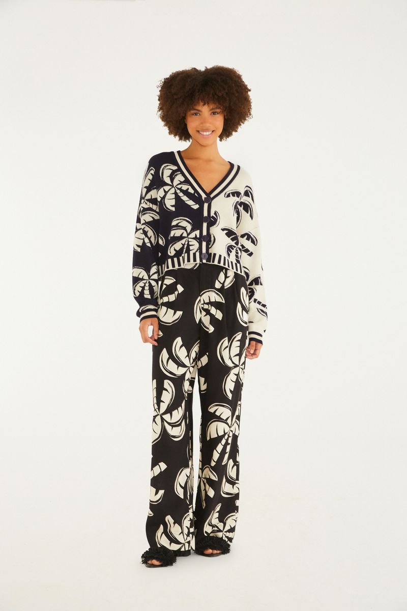 Modelo vistiendo el cardigan corto de tricot con estampado tropical, mostrando el look completo.