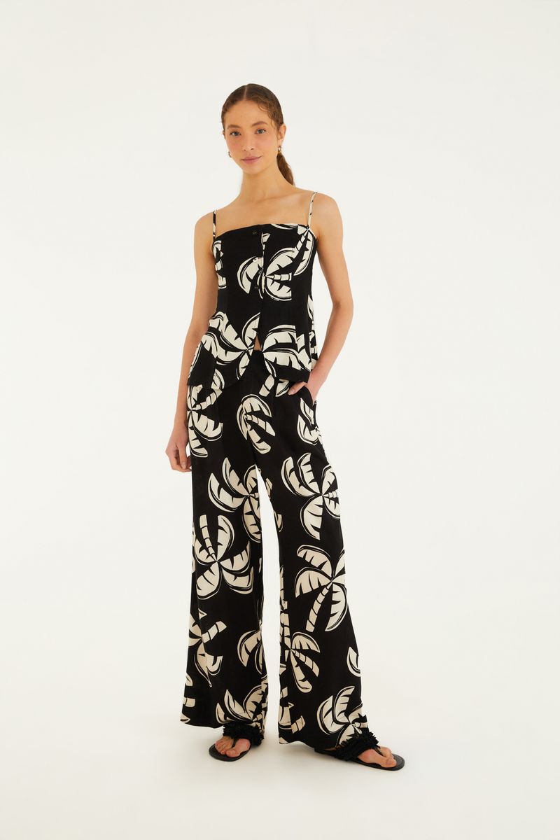 Imagen de una bermuda estampada con diseño tropical, vista frontal.