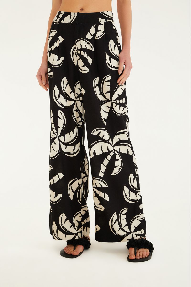 Imagen de una bermuda estampada con diseño tropical, vista lateral.
