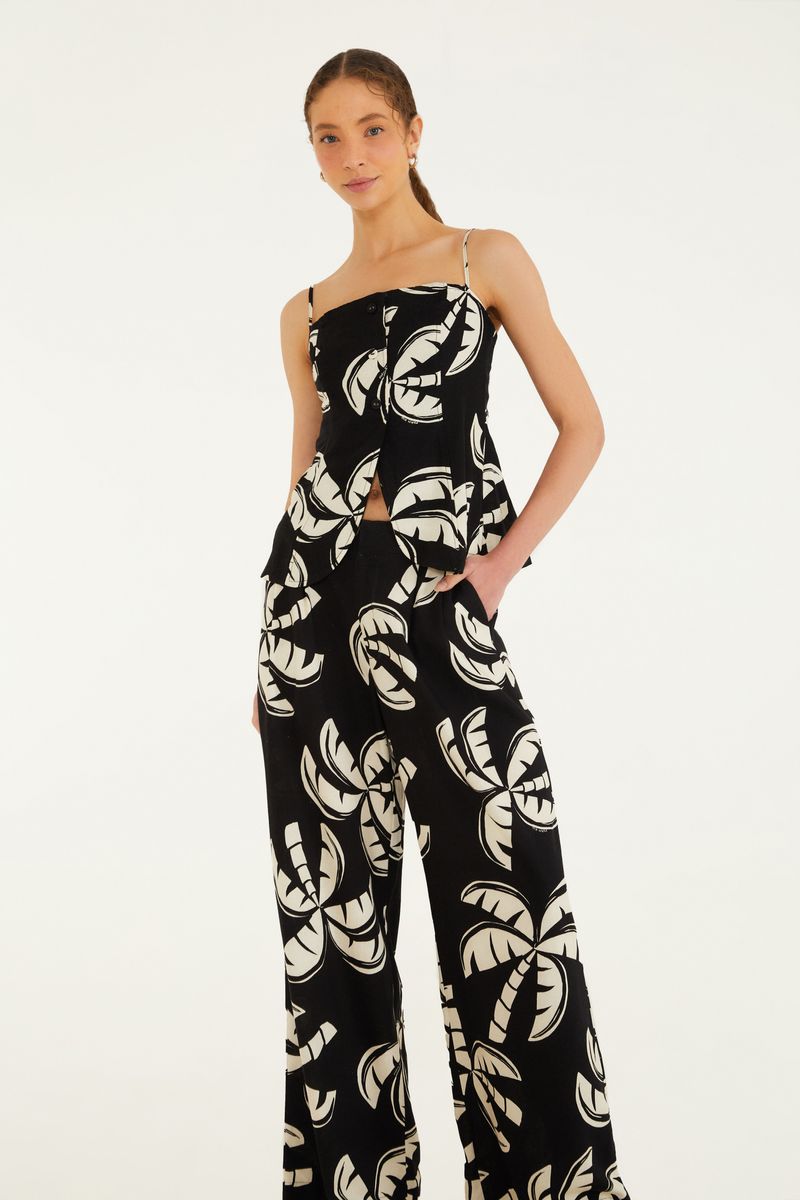 Imagen de una bermuda estampada con diseño tropical, vista trasera.