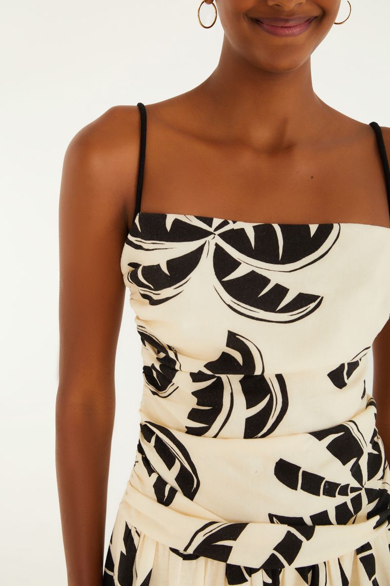 Close-up del corsé del vestido mostrando el estampado de hojas y el diseño ajustado.