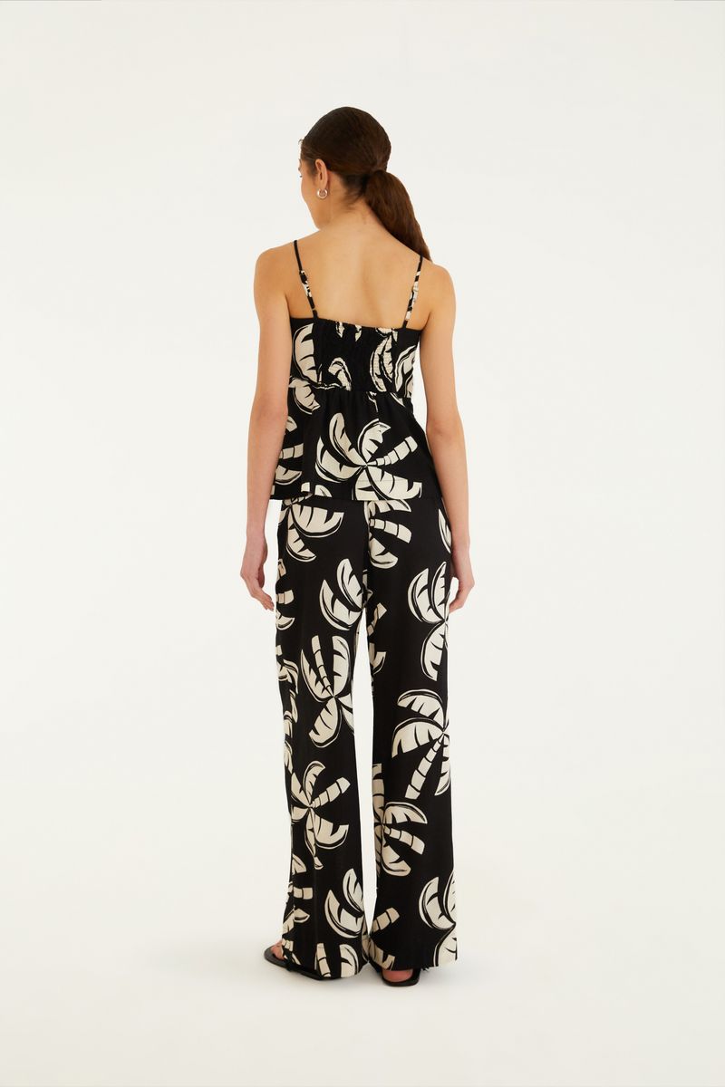 Imagen de una bermuda estampada con diseño tropical, detalle de la cintura y estampado.